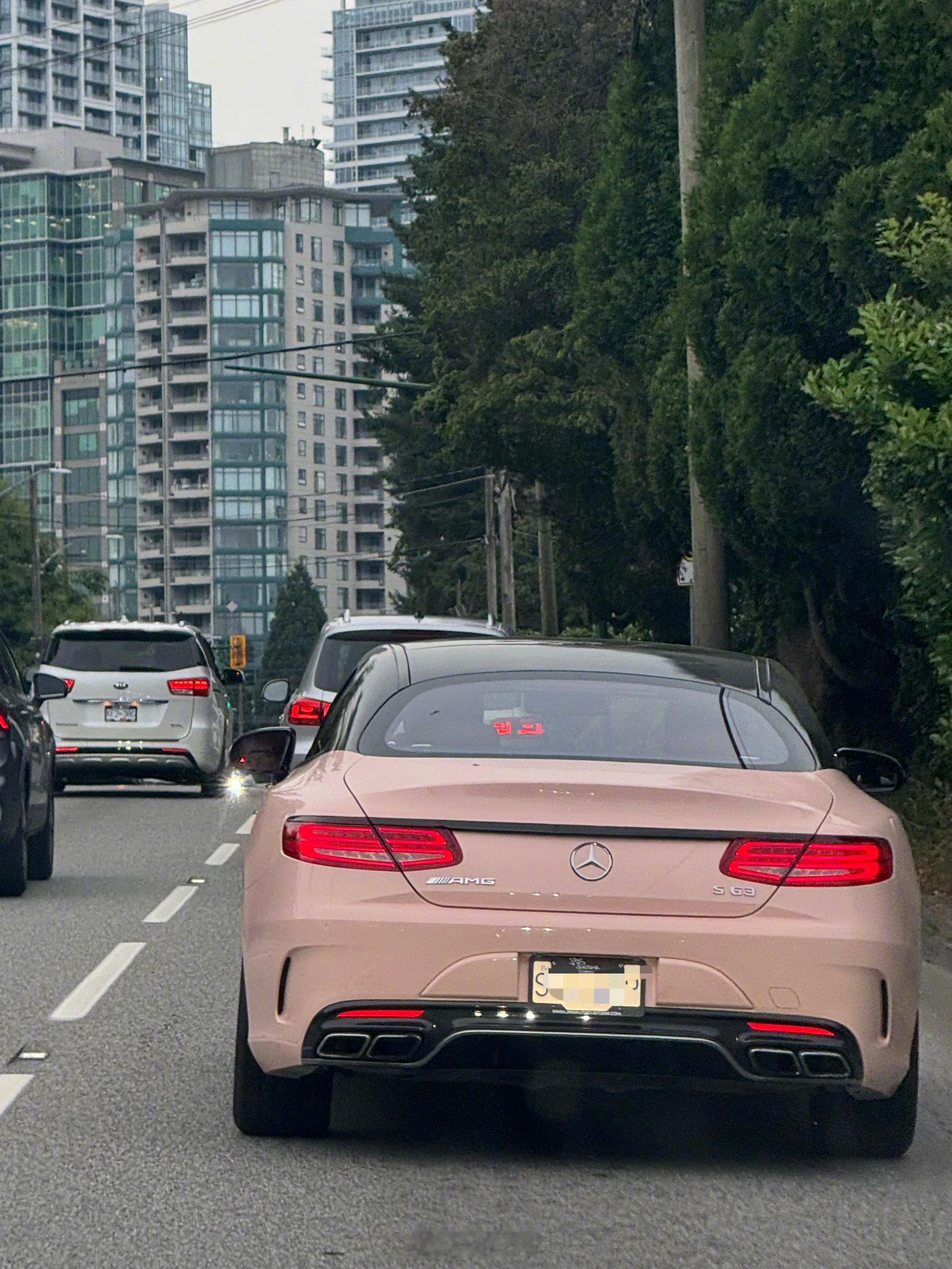 粉色的S63Coupe，怎么总感觉怪怪的，破坏了优雅的美感[思考][思考]奔驰