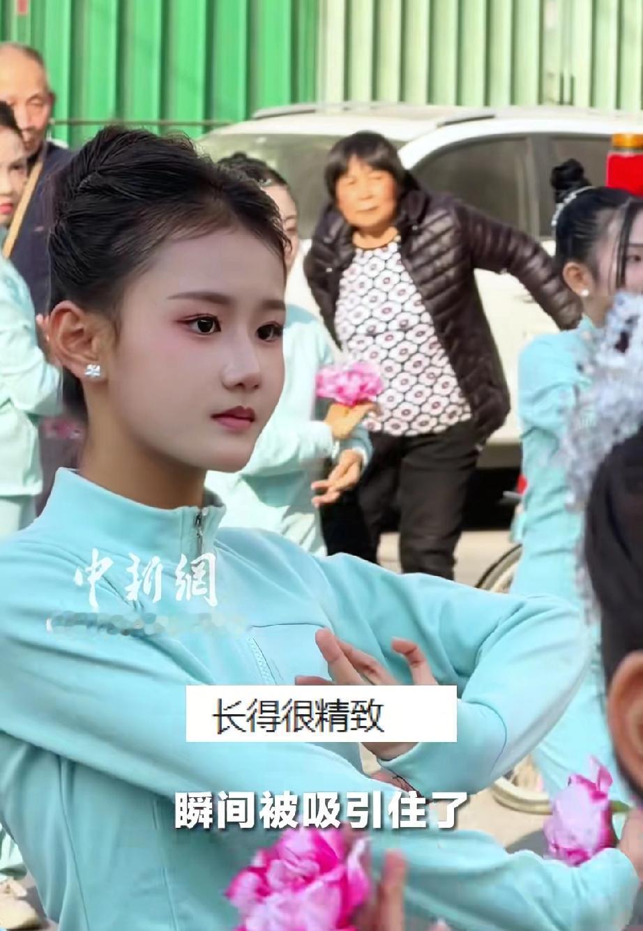 这才是刻在骨子里的中式美！广东汕头，民俗路训现场，一支路训队伍里，一位女生因眉眼