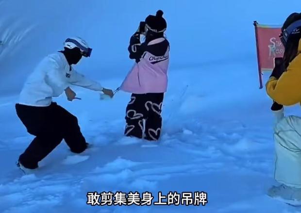 吊牌圈传来噩耗！“吊牌侠”横空出世，专门剪集美身上的吊牌！网友：为什么男生女生的