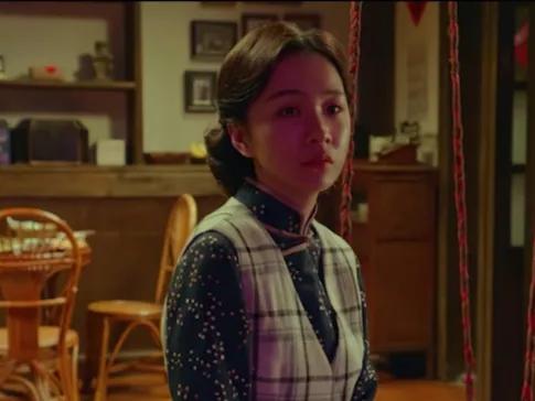 《沉默的荣耀》最戳心背叛：阿菊卖养母，藏着人性软肋在谍战剧《沉默的荣耀》的悲