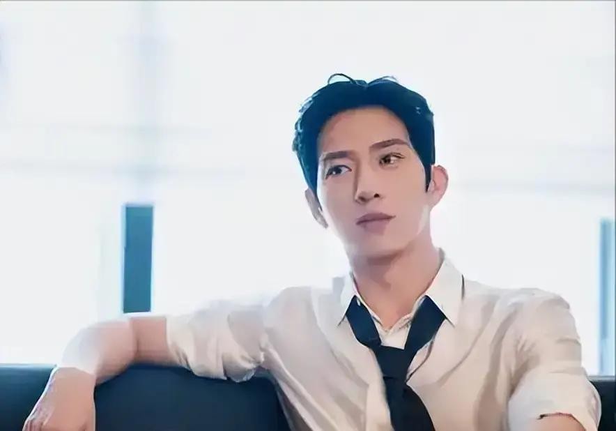情绪靶点：对“爆款公式”的祛魅——两部剧前后脚播，一部有顶流有IP有Netflix全球榜，豆瓣6.7