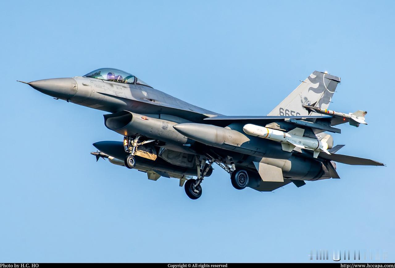 II反舰导弹的伪台空军第五战术混合联队的F-16V战斗机6656与6663号从花