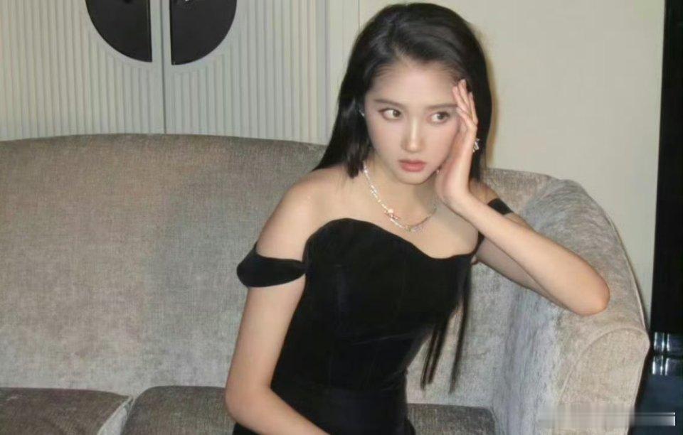 关晓彤迪丽热巴都是内娱腿精啊我能拥有姐姐的腿吗[捂眼睛]长得好看身材也这么好[哭哭]