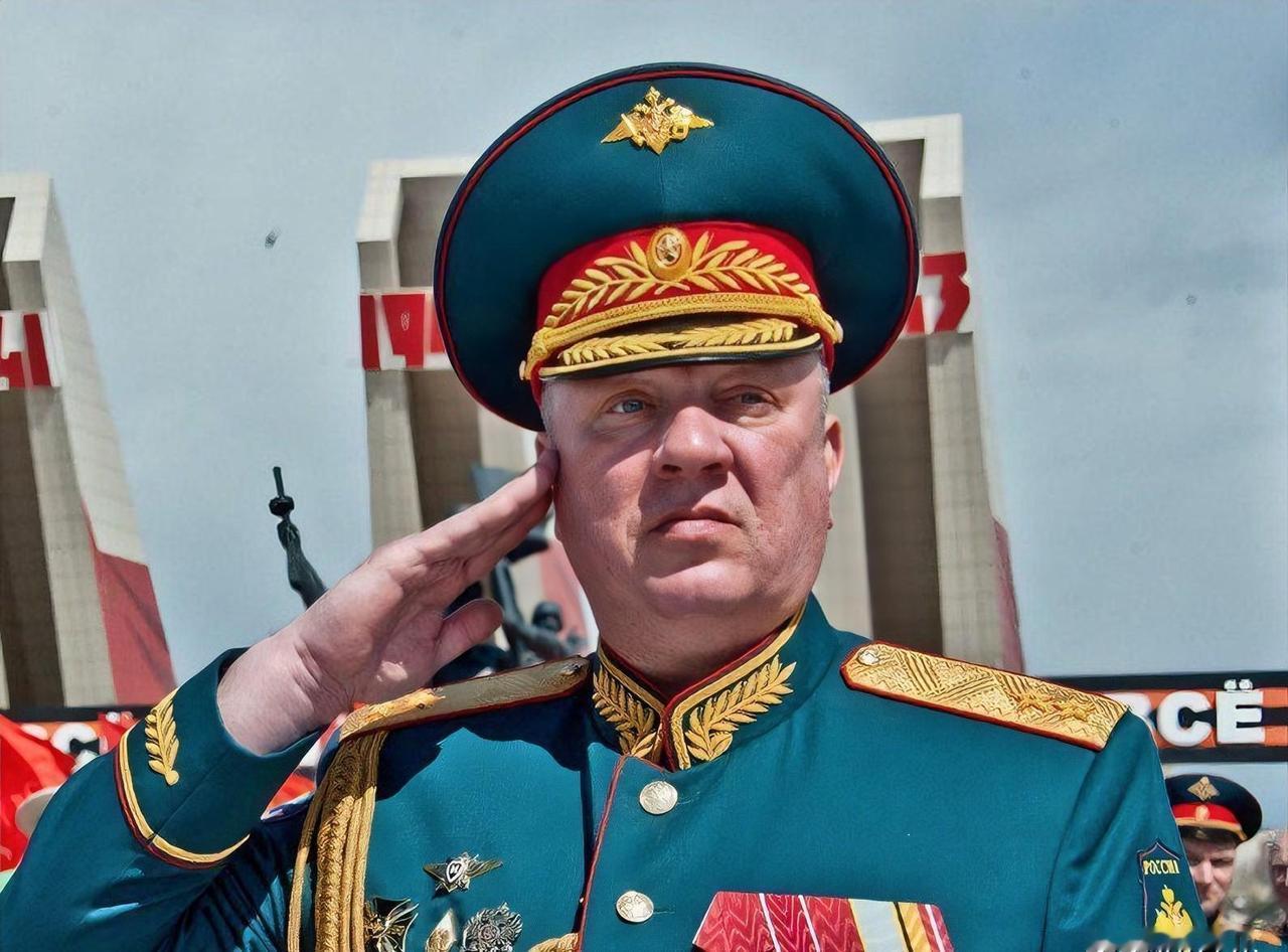 昨晚和一位老军报记者聊天，他压低声音跟我说一件事，听着就让人后背发凉：美英在公海