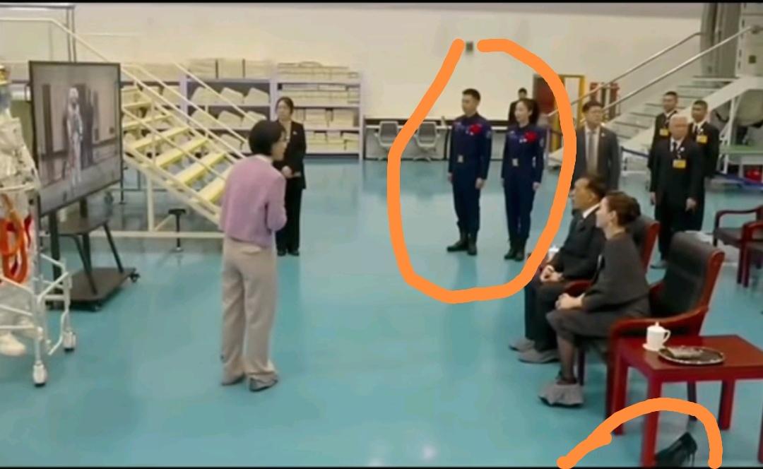 苏提达来华参观了航天器，在工作人员带领下，她来到了研发中心，她和大家一样都要戴着