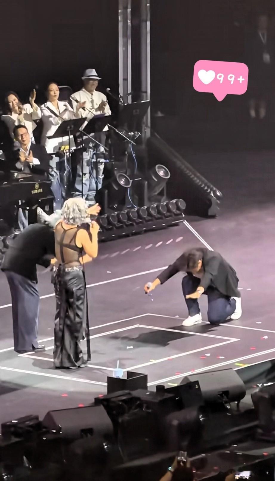 陈奕迅前几日专程去香港观看叶倩文演唱会，没想到两位“老朋友”看到陈奕迅到场支持，