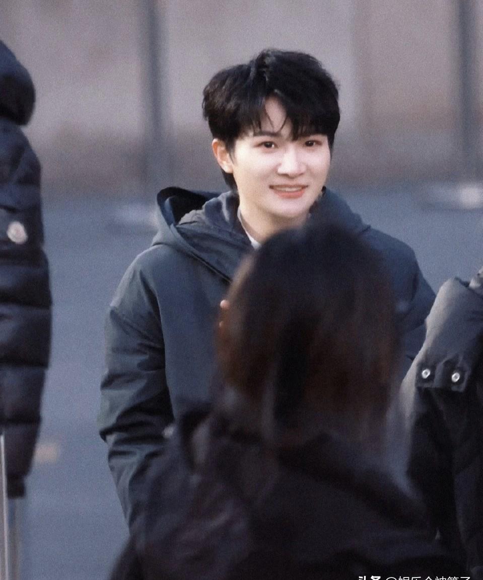 一个人的缺席，给整个舞台蒙上阴影；另一个人的疯魔，却点燃了全场。这就是今年春晚