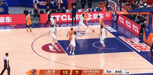 王哲林打四川都出糗，篮下直接分球出界，不挨骂都有些不可思议上海主场打最烂的四