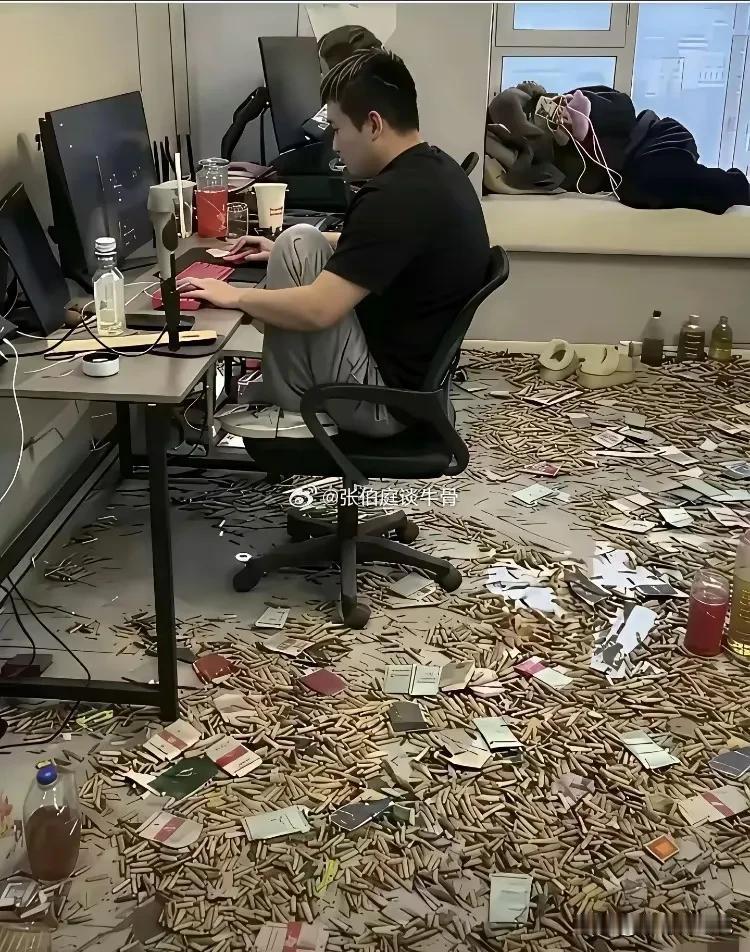 老天呐，他是怎么做到那么邋遢的？？[捂脸哭]