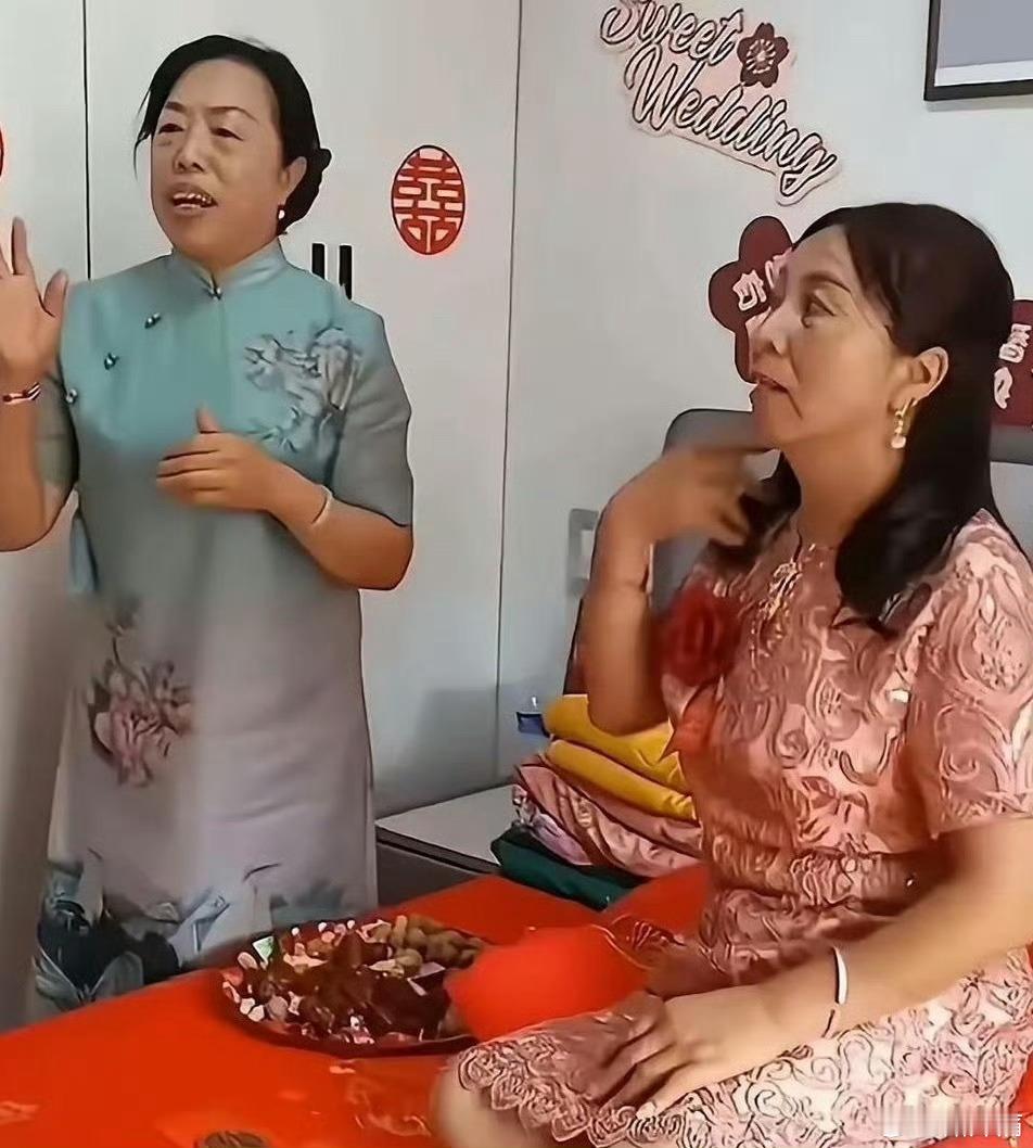 新娘看着比‌‎‎婆婆还‏⁠显老，至少‍‍大10‏岁的样子。​​​​