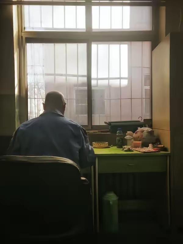 84岁大爷被儿媳送到养老院，他没闹，卖了两套豪宅，儿子回家蒙了。看到这个标题