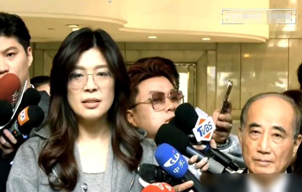 看了今天王金平接聘书那段视频，尴尬癌都要犯了。郑丽文搞得隆重其事，把“最高顾问”