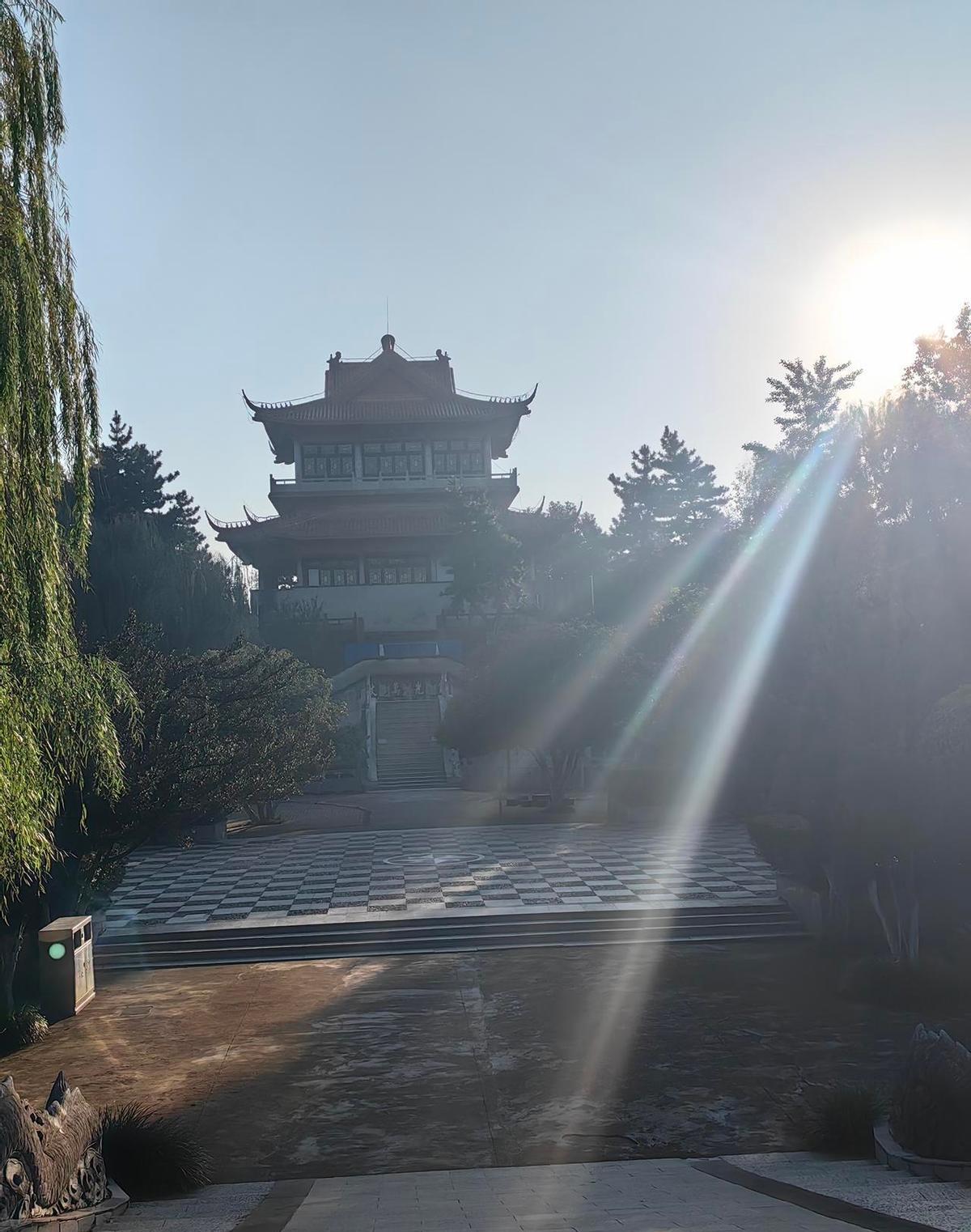 早上六点,公园里一群年轻人练八段锦,手机放着BGM,动作比广场舞还整齐。没人说