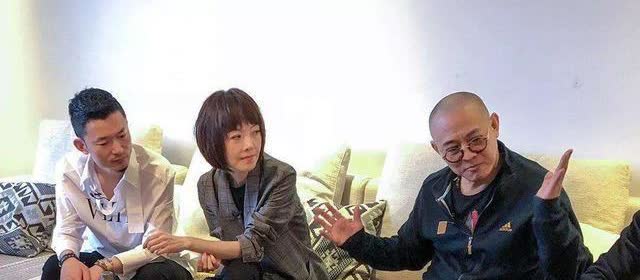 一次，李连杰邀请鲁豫来家里吃饭，鲁豫看着一盘黑乎乎的肉，夹起来尝了一片，觉得挺好