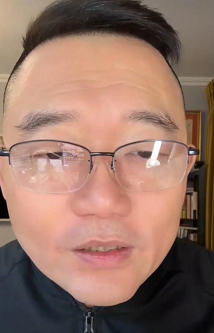 德云社的郑好在直播间说了一句话直接炸了，他说我就是德云社一个打工的，我来这儿