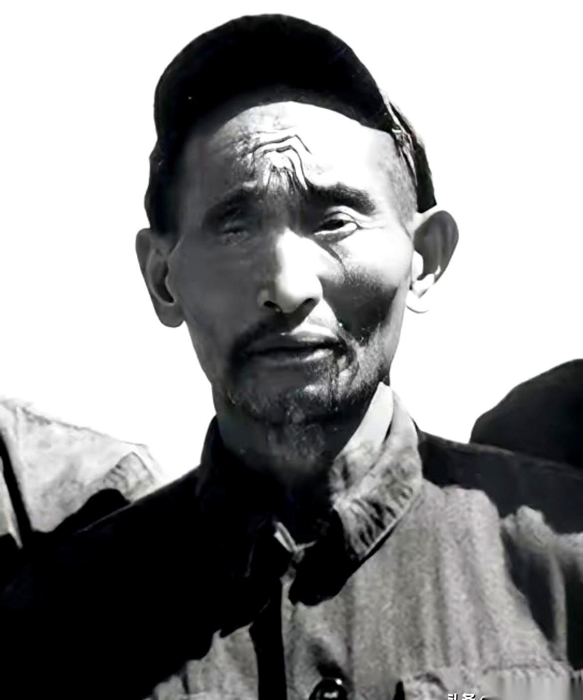 1952年，大凉山深处一个臭烘烘的牛马棚里，解放军拽出来一个蓬头垢面的“老奴隶”