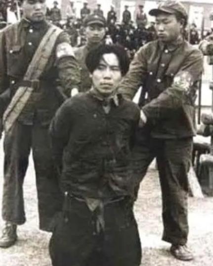 1951年初，戴笠之子，戴善武，在一座冷清的刑场上跪着，双手被牢牢捆绑。这一幕，