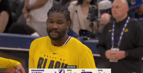 离谱！热身时艾顿被篮球吓的不敢接球！顿宝这名字真不是白叫的，在场上反应慢就算