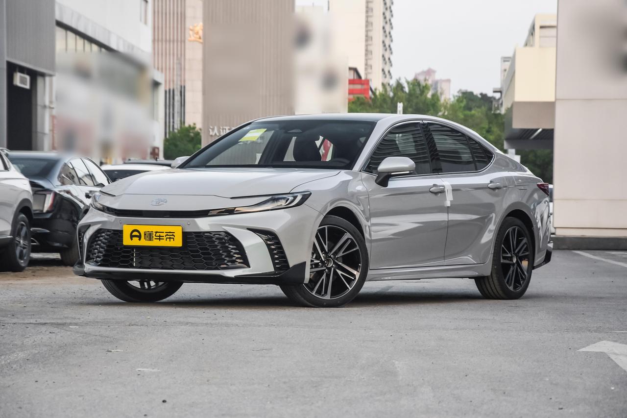 在新能源车的强势崛起的局面下，丰田凯美瑞依然是稳坐“钓鱼台”！ 2025年