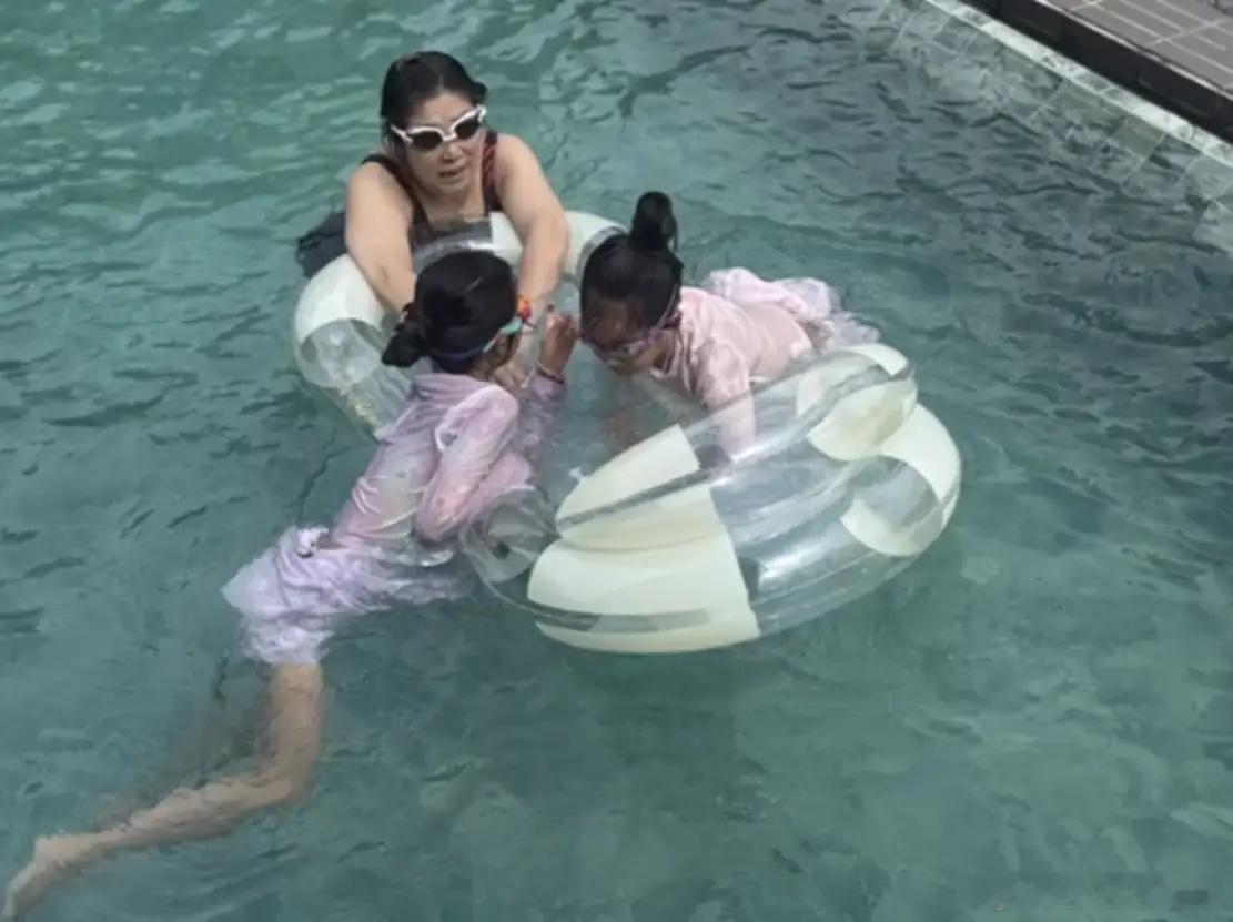 陈赫张子萱家的两个女儿放暑假回福州老家看望爷爷奶奶，陈赫妈妈带着两个孙女在别墅泳