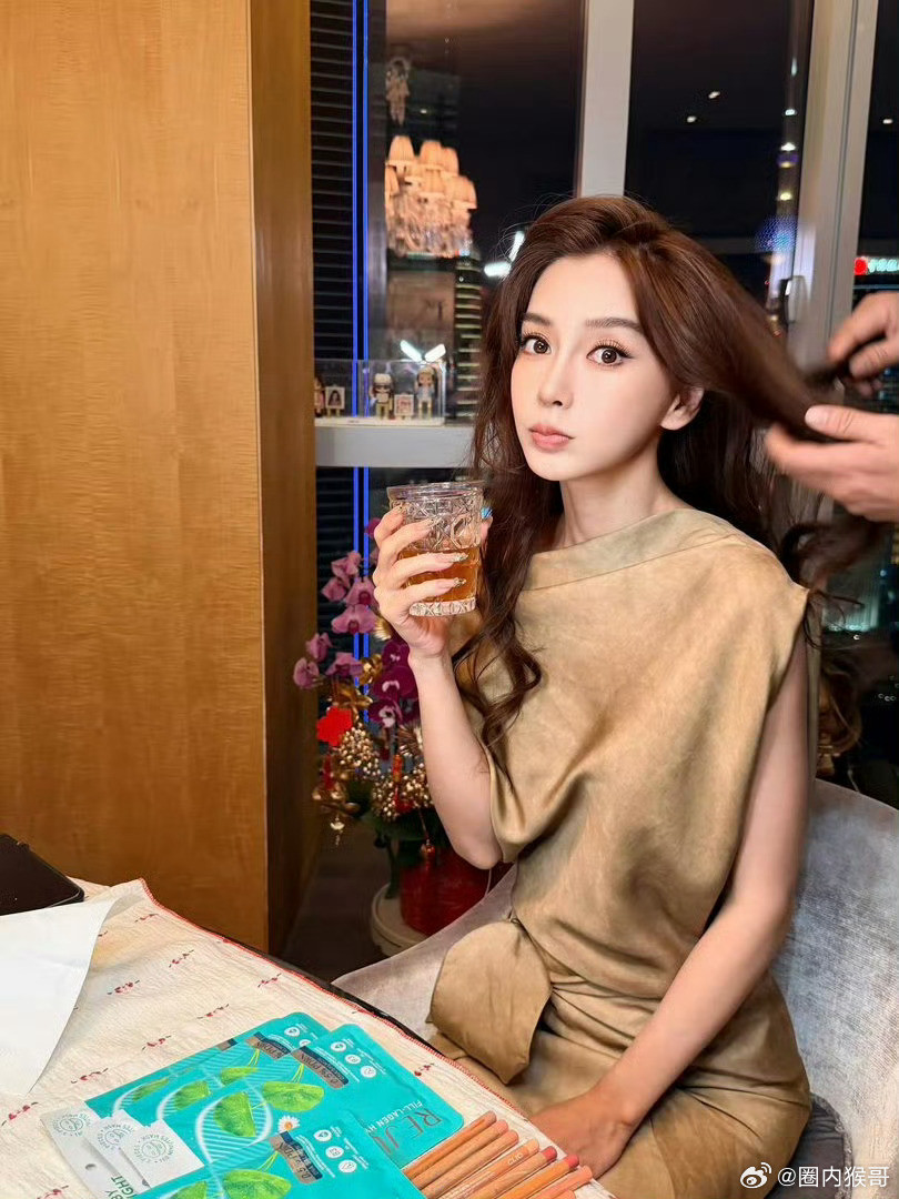 Angelababy的新营业，运动美+休闲美+工作美的三美化身-杨颖同志而且她昨