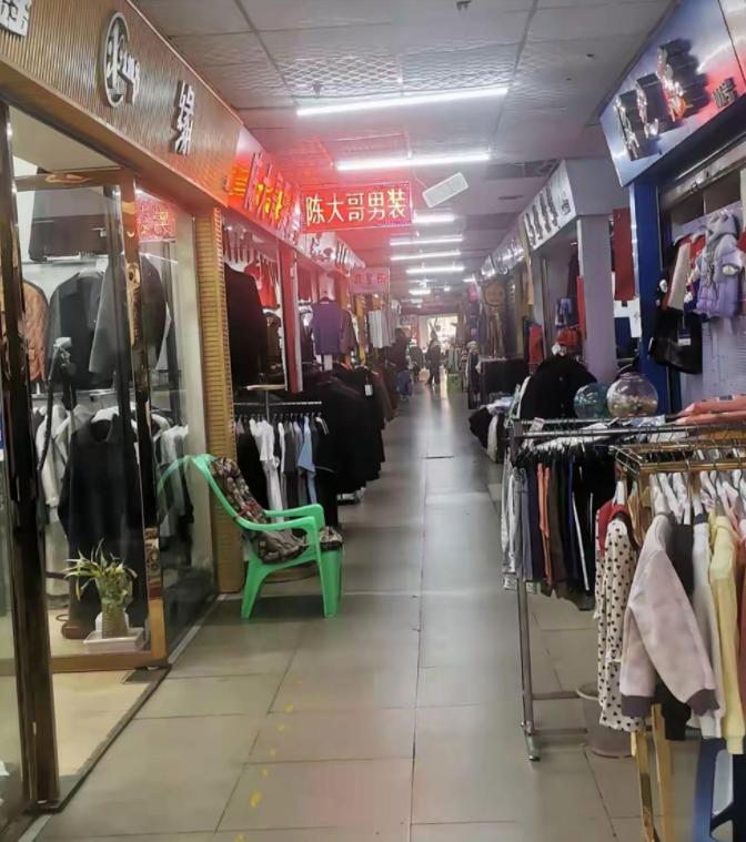 🌞为什么唯独在我们中国，电商彻底干趴了实体店？ 逛商场时不难发现，不少