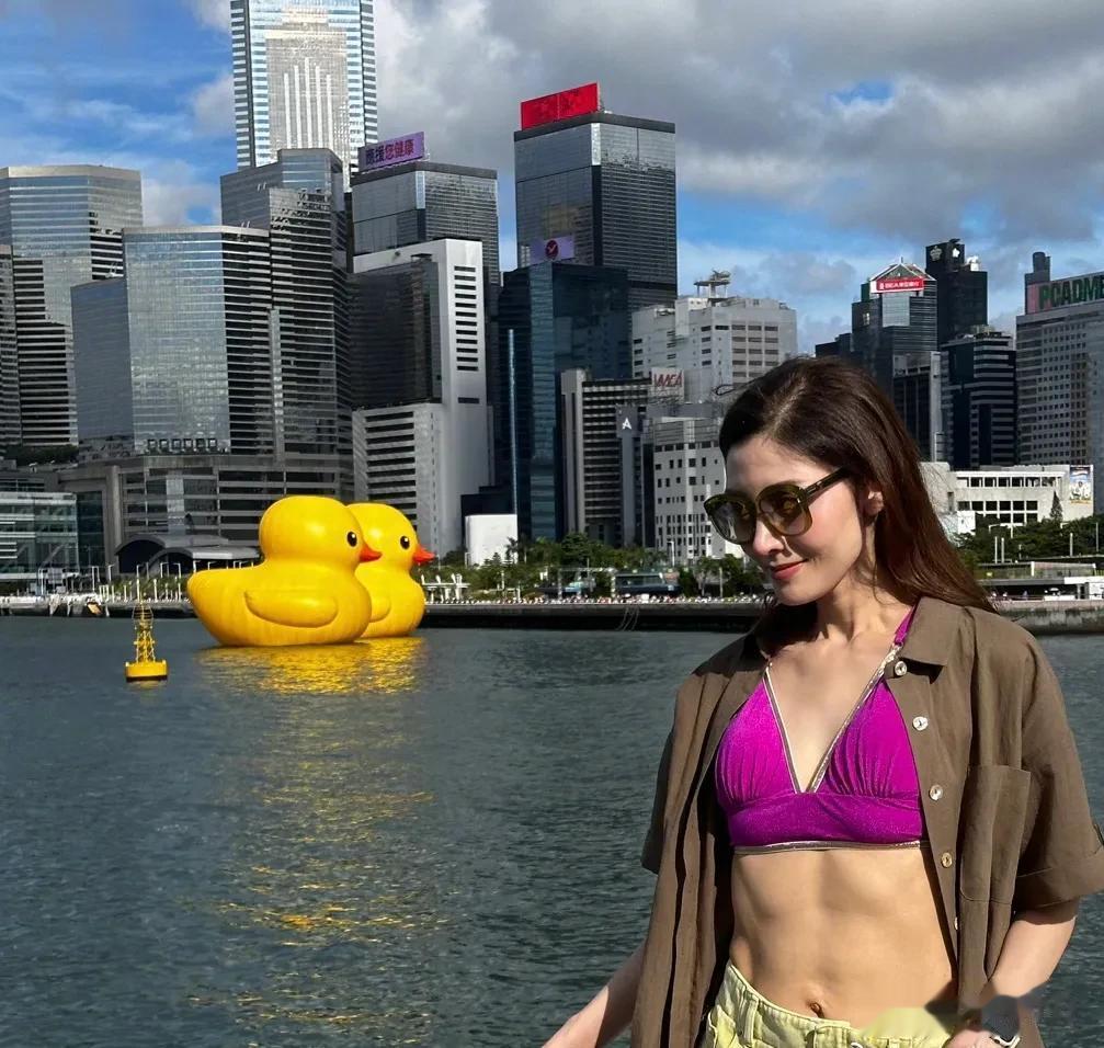 李嘉欣的脸蛋这么漂亮，没想到肚脐眼这么丑。