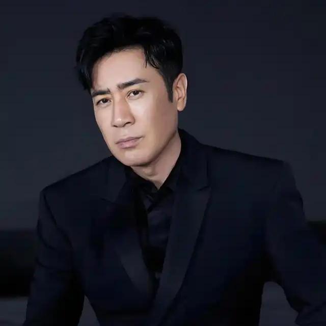 《沉默的荣耀》的出品人赵建新说：“在该剧筹备阶段，我们第一个确定的演员就是于和伟