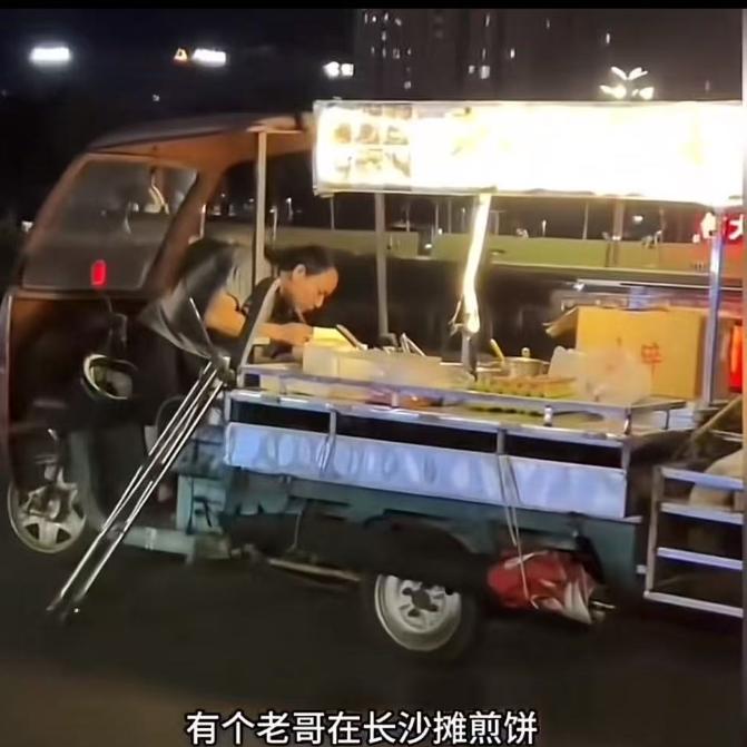 残疾小伙四处摆摊为生，男子看他可怜，买煎饼当场转账一万元！小伙发现后以为男子转错