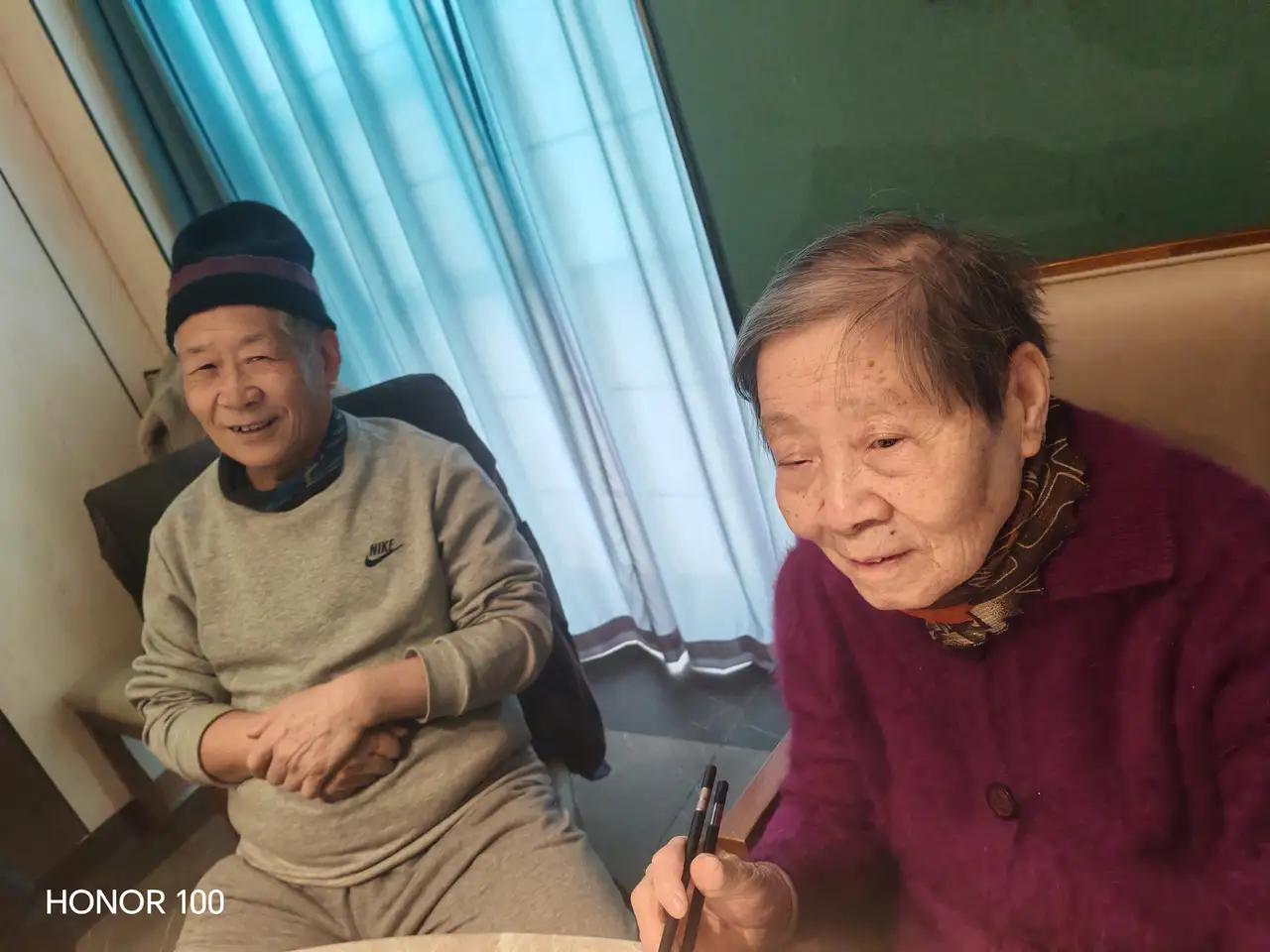 地铁上，年轻人不让座老人，是道德绑架吗？这个话题一出，立刻引爆了无数人的情绪