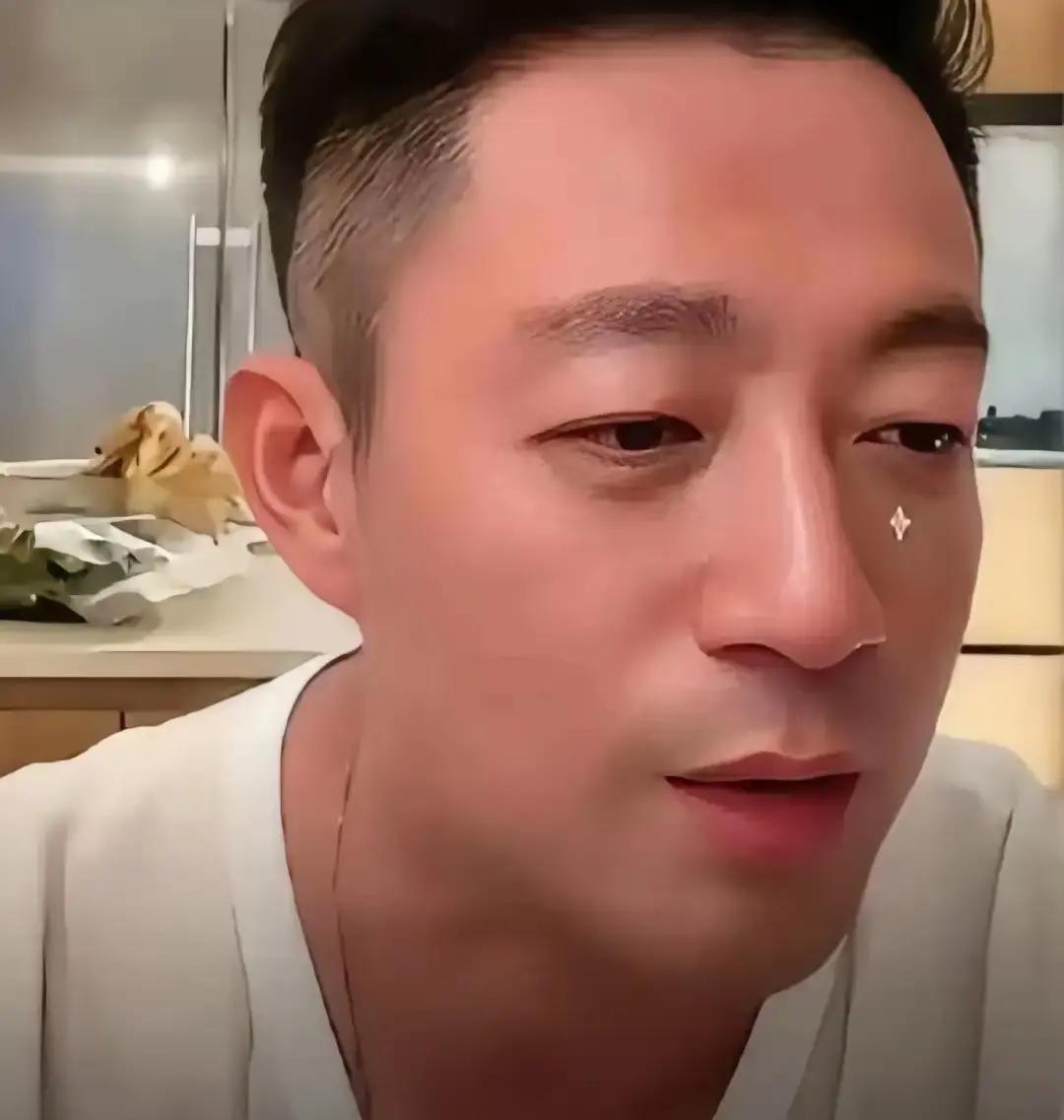 汪小菲直播里被弹幕骂不尊重亲妈，他直接甩脸子。粉丝刷屏说他对张兰太冲，他回怼这