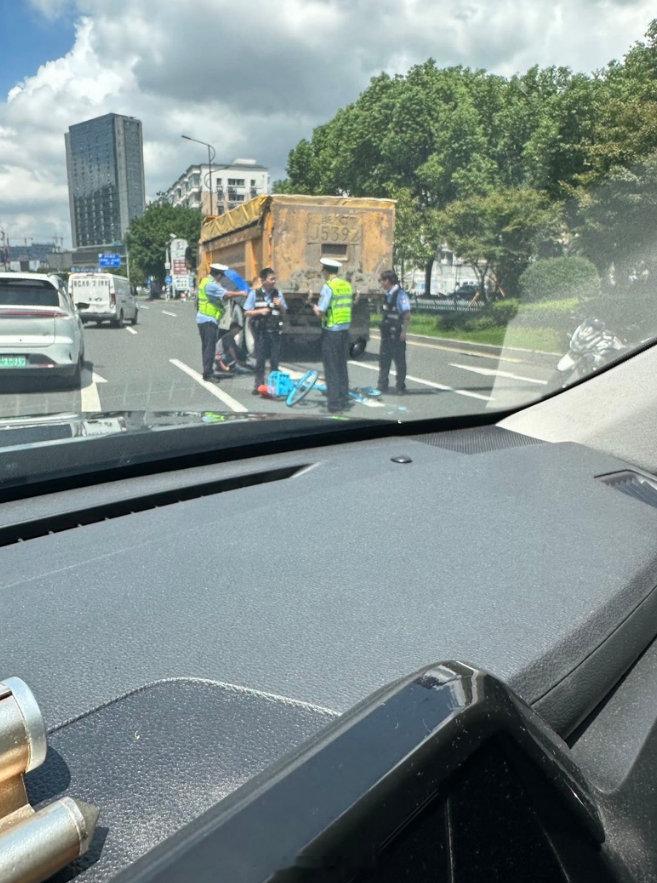 【温州市区惨烈的车祸】近日在温州市区牛山南路，出现一起交通意外，一辆渣土车和共享单车发生碰撞。​