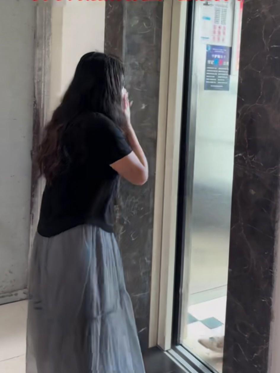 15楼的老人离世，儿子打算用电梯搬运遗体。楼下的邻居不同意，出来阻拦。儿子一气之