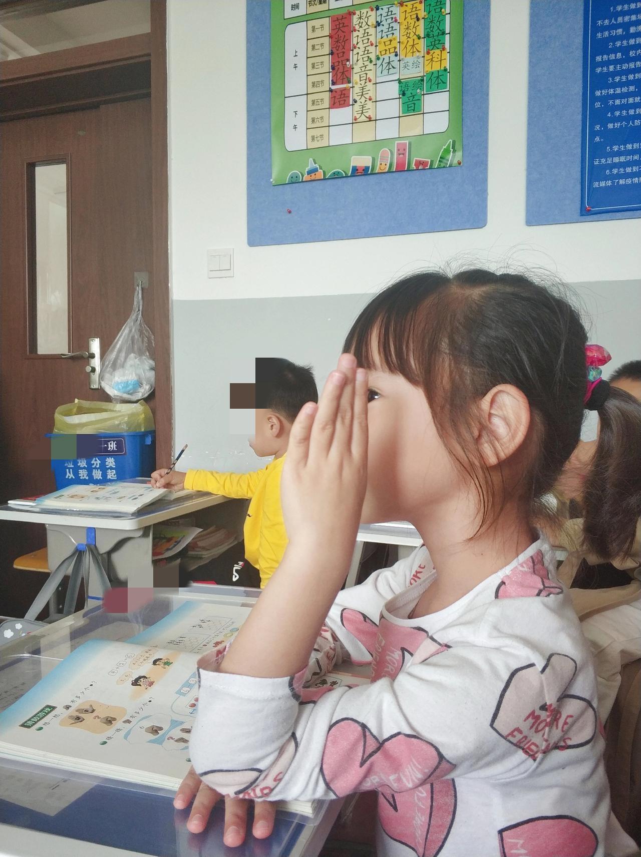 Yaya上周就跟我说，明天是家长开放日，那时候我就说，今年我就不去了[扁嘴]之后