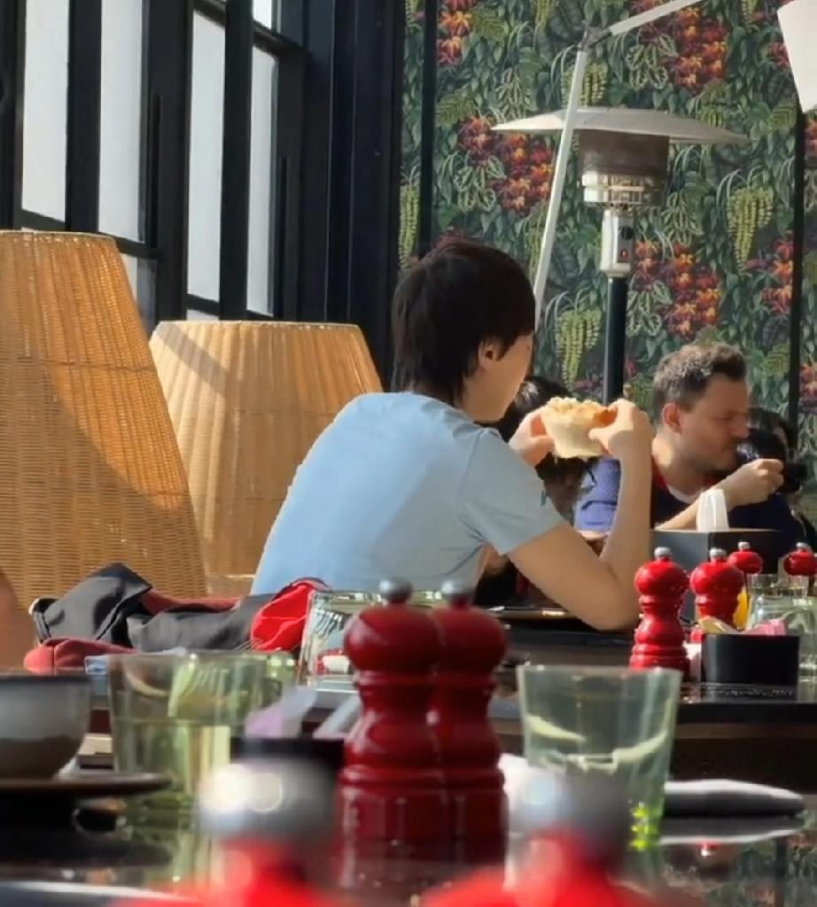 4月1日愚人节，王曼昱站姐送上从前拍摄的曼昱比赛时在酒店餐厅吃早餐现场。旁边还坐