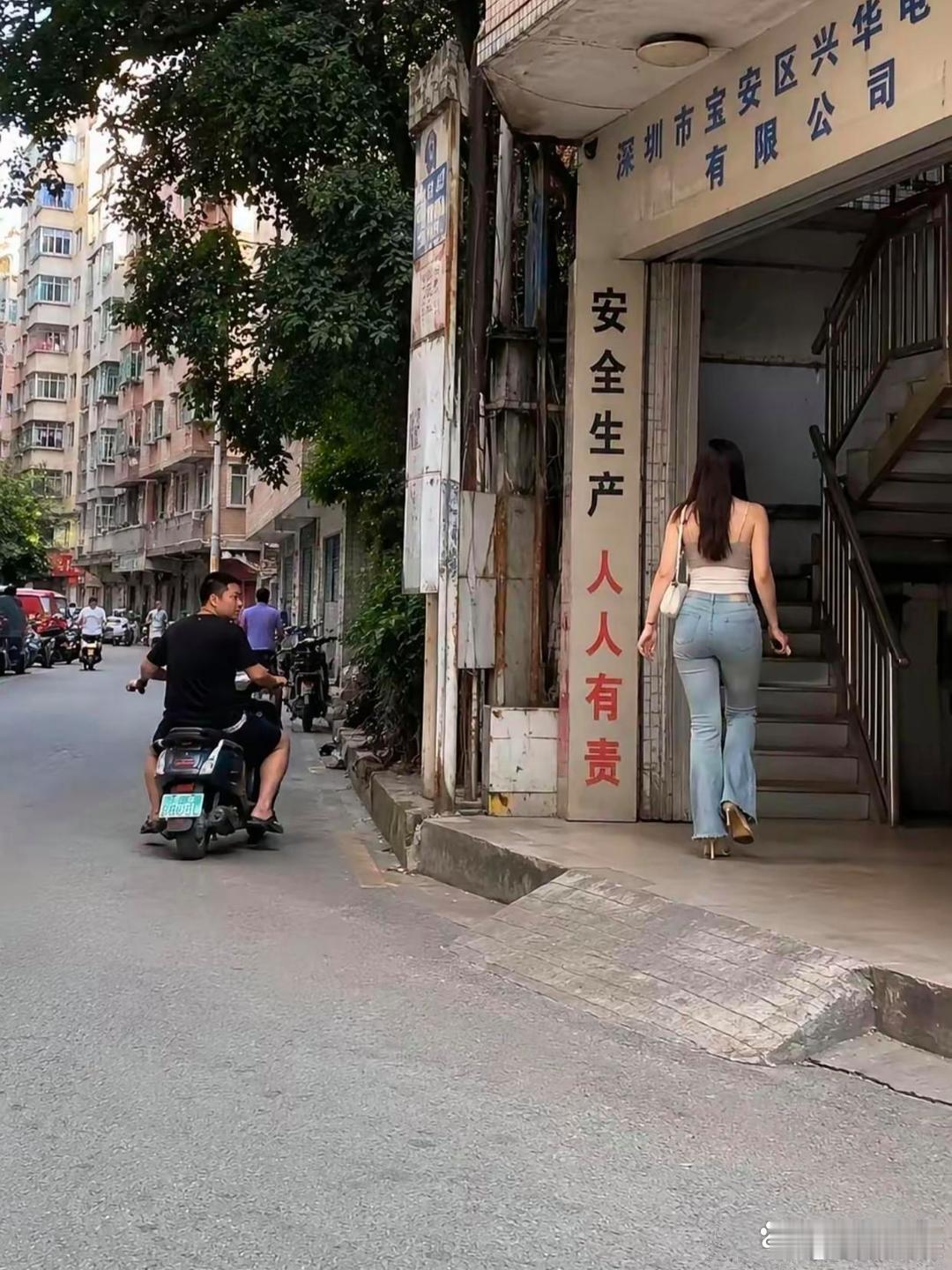 90年代深圳宝安，电子厂小妹上班。​​​