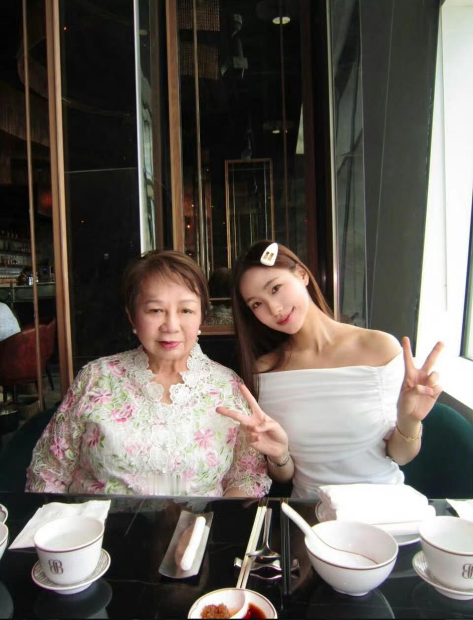 近日，小S二女儿许韶恩（Lily）在社交平台分享多组美照庆祝18岁生日。照片中她