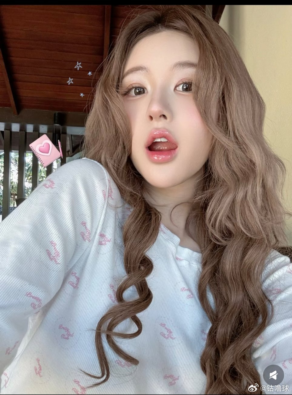 赵露思没事发个自拍，新发色好好看。