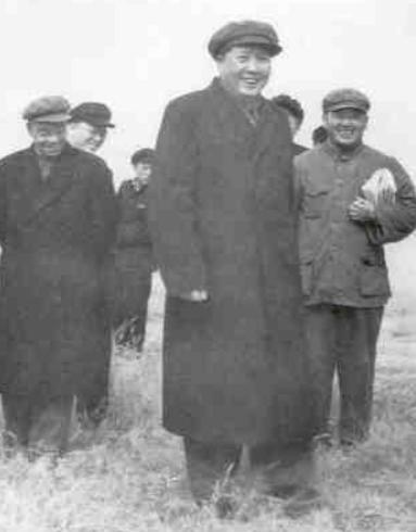 1952年，毛主席视察黄河时，看见一群国民党起义军官正在黄河边搬石头、夯堤土，