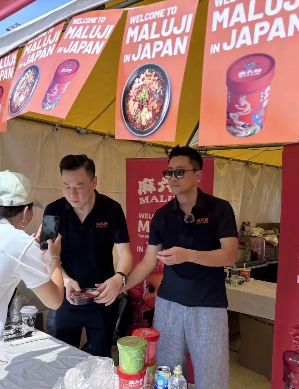 汪小菲马筱梅婚后认真搞事业，线上线下都在卖酸辣粉，看着汪小菲晒黑好多，衣服也湿透