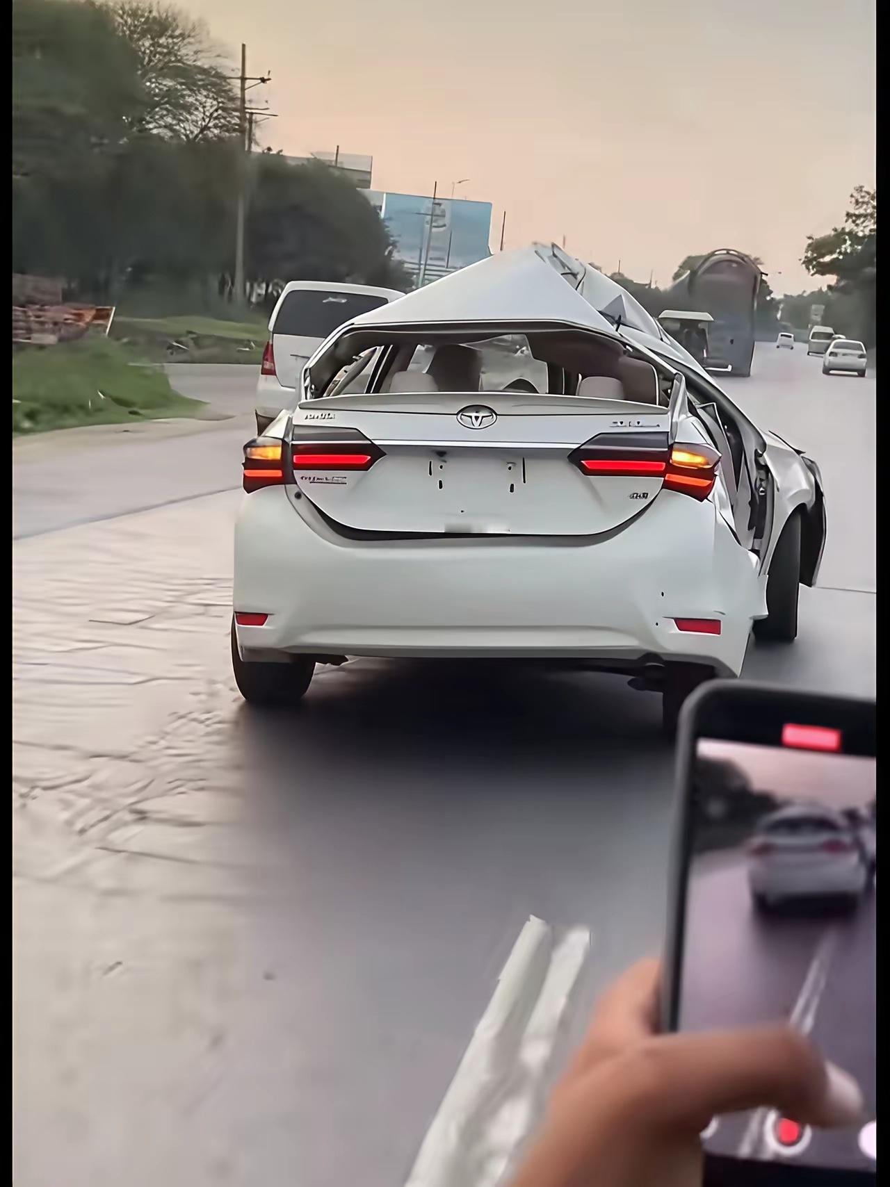 最坚强的凯美瑞都撞成这副模样了还能开，果然，不愧是丰田制造