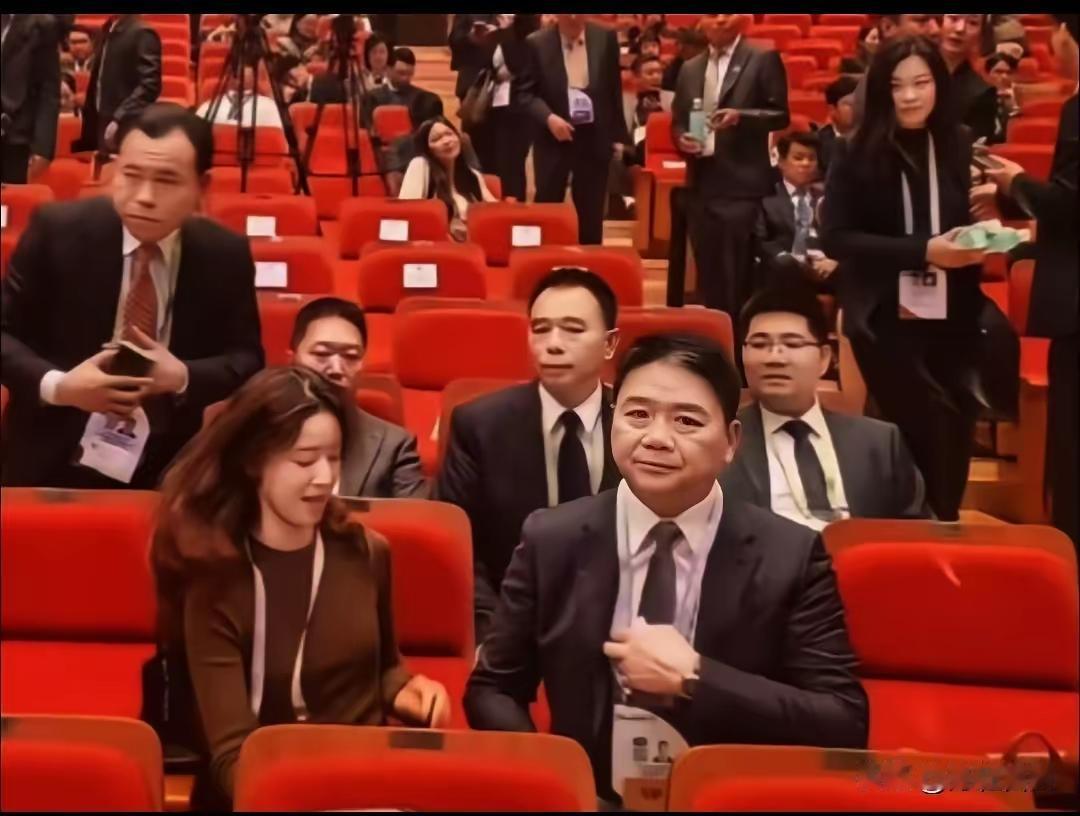 韩国APEC峰会上,奶茶在跟东哥说什么?是“别碰我!离我远点!”吗?表情、肢体语