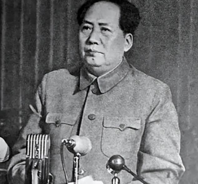 毛主席游泳过后不慎患上重感冒，经介绍求助一位老中医，但那位中医却说：“必须要答应