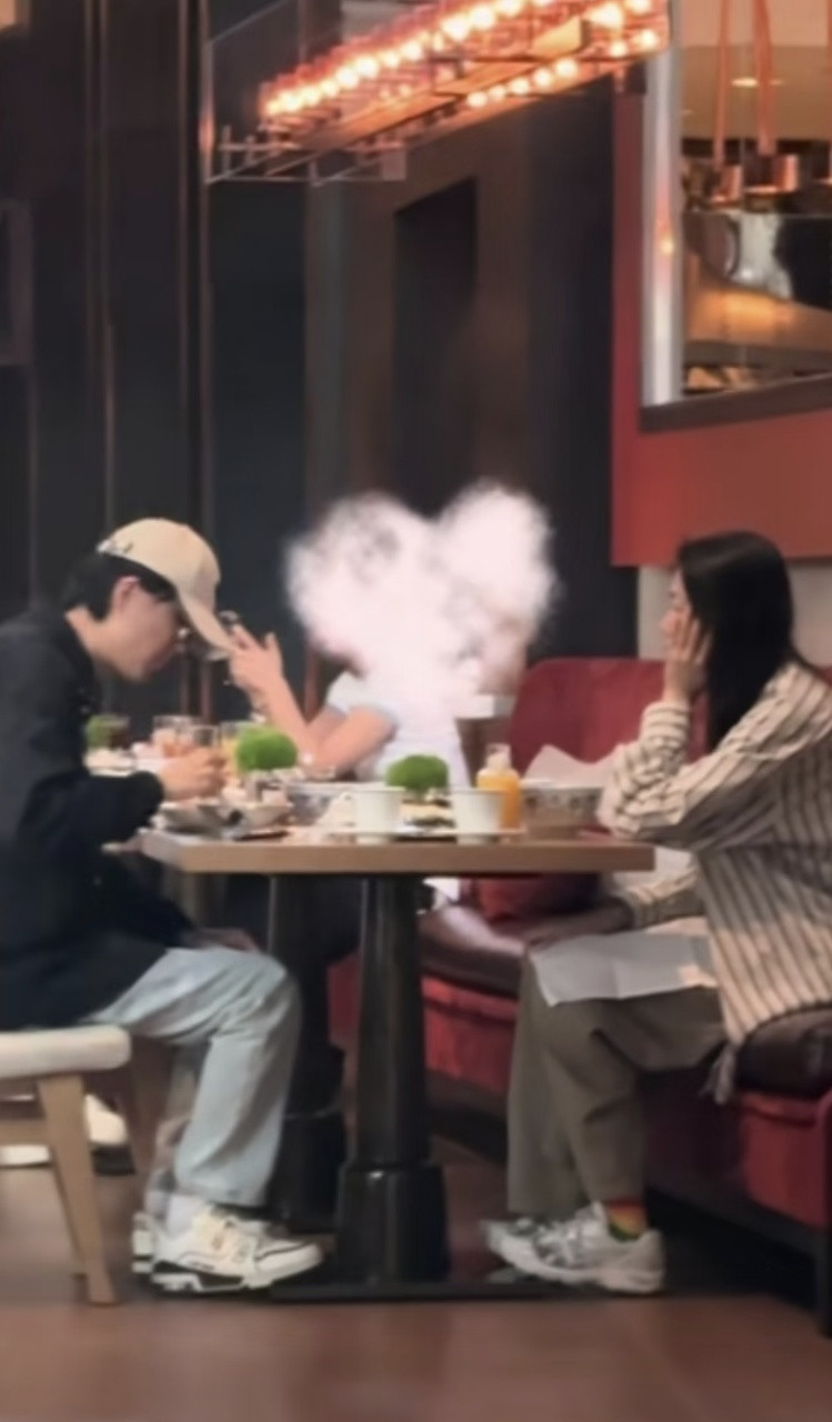 这种克制真的好得体。偶遇许嵩冯禧，远远坐半小时，不打扰不跟随，等到周五才分享。把