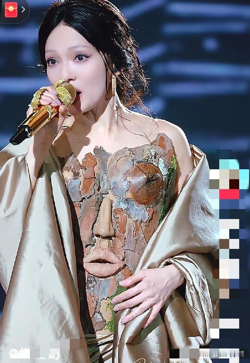 张韶涵，登上热搜！张韶涵又上热搜了，这次是被骂上热搜的，不是因为唱歌，而是因