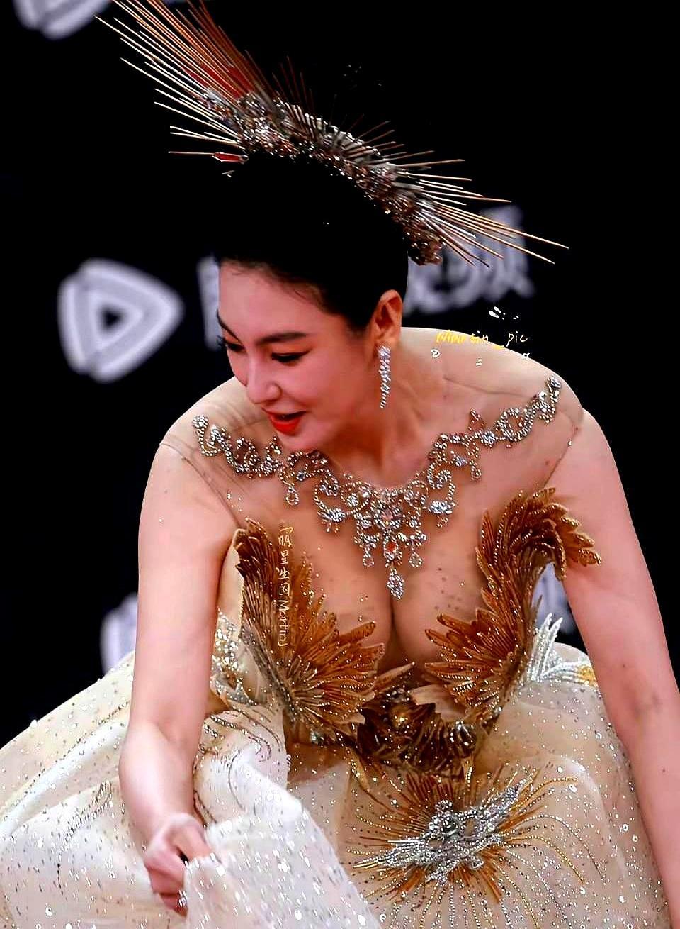 张雨绮在国剧盛典那身，真绝了。一件焦糖色亮片鱼尾裙，走起路来全身都在发光，