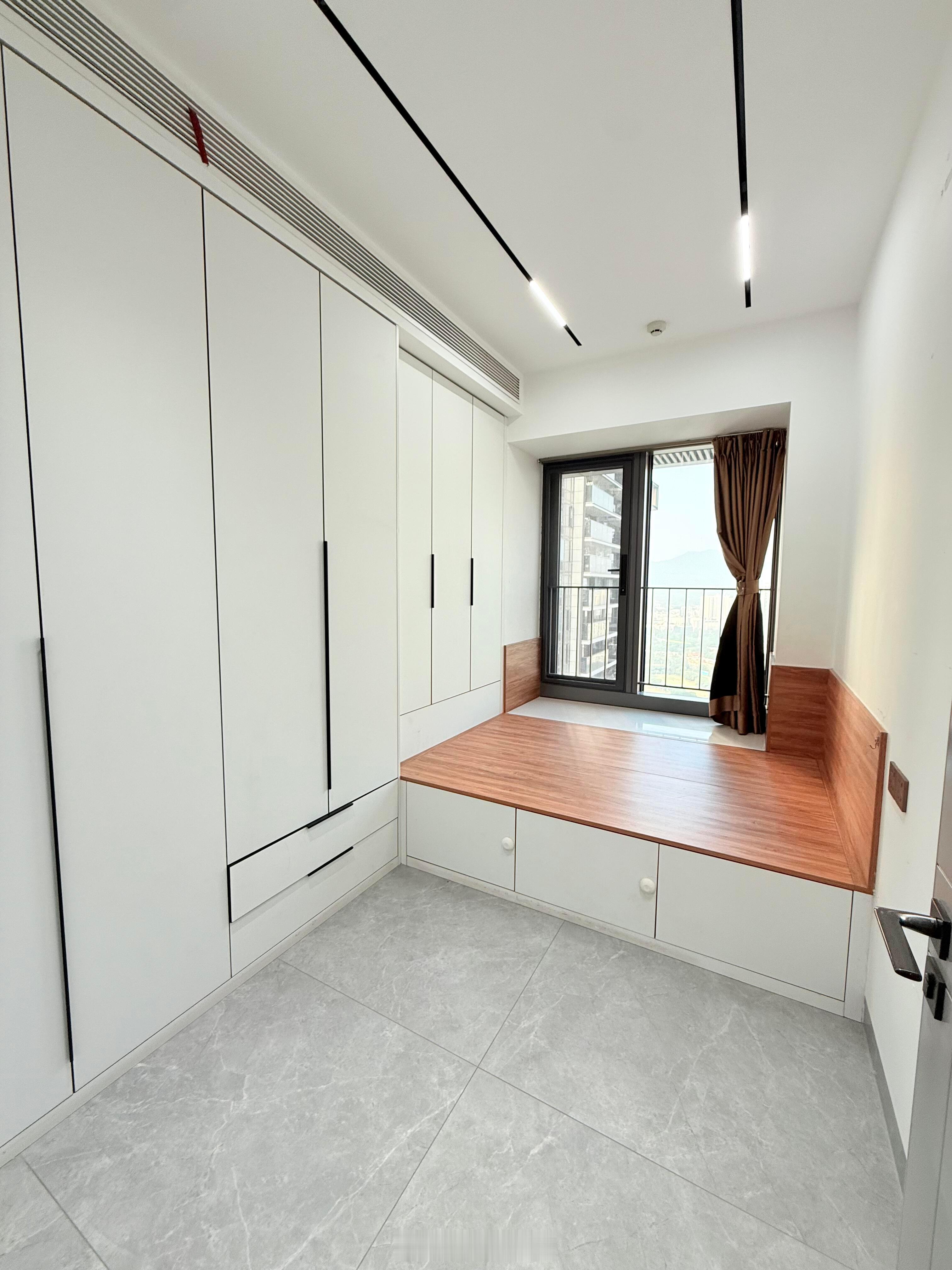 南山润玺二期120平3房改4房，东北朝向，租金2.1万长什么样子。深圳