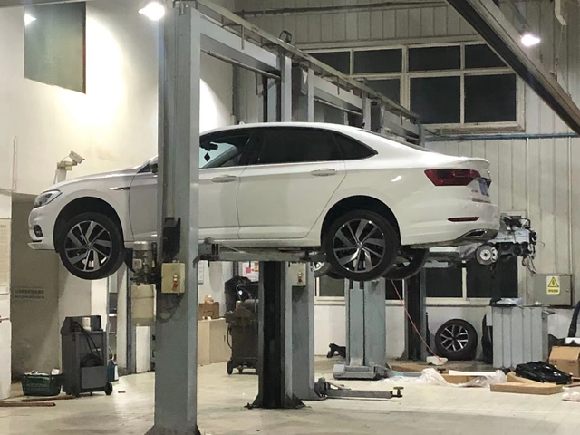 速腾卓越漏油到现在跑了能有2400公里不到。现在漏油了，我自己就是修车的也开的