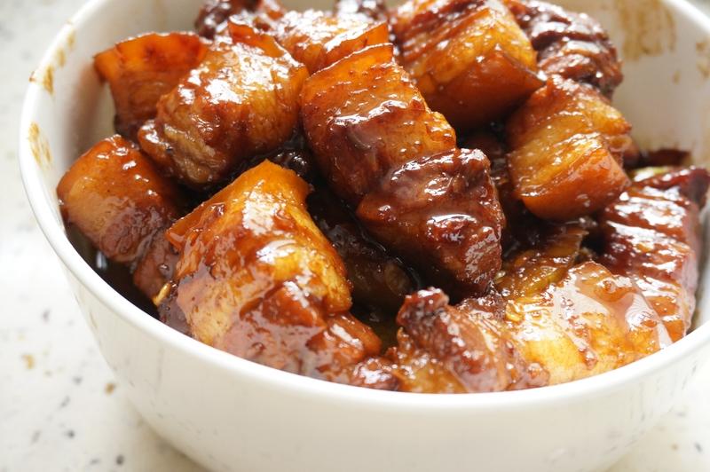 做红烧肉，用冰糖还是白糖是个灵魂问题。冰糖是单晶蔗糖，纯度高，甜味温润醇厚。用它