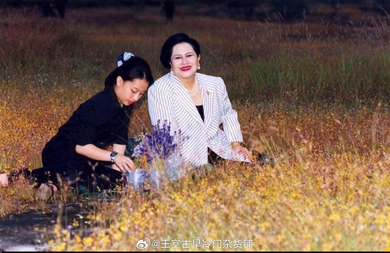 王室王室泰国王室帕公主老照片：1999年11月22日，红唇姐带着帕公主观赏花田
